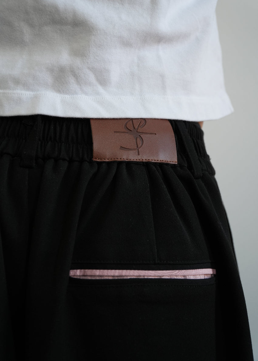 Pleated Shorts, Black-Pink
